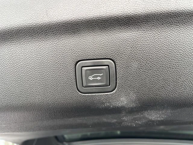 2024 Cadillac Escalade 5th Gen - Image 15 of 18