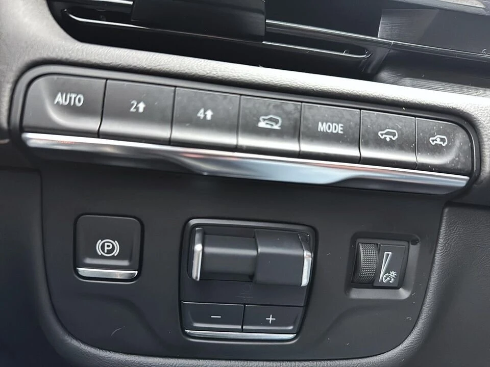 2024 Cadillac Escalade 5th Gen - Image 18 of 19