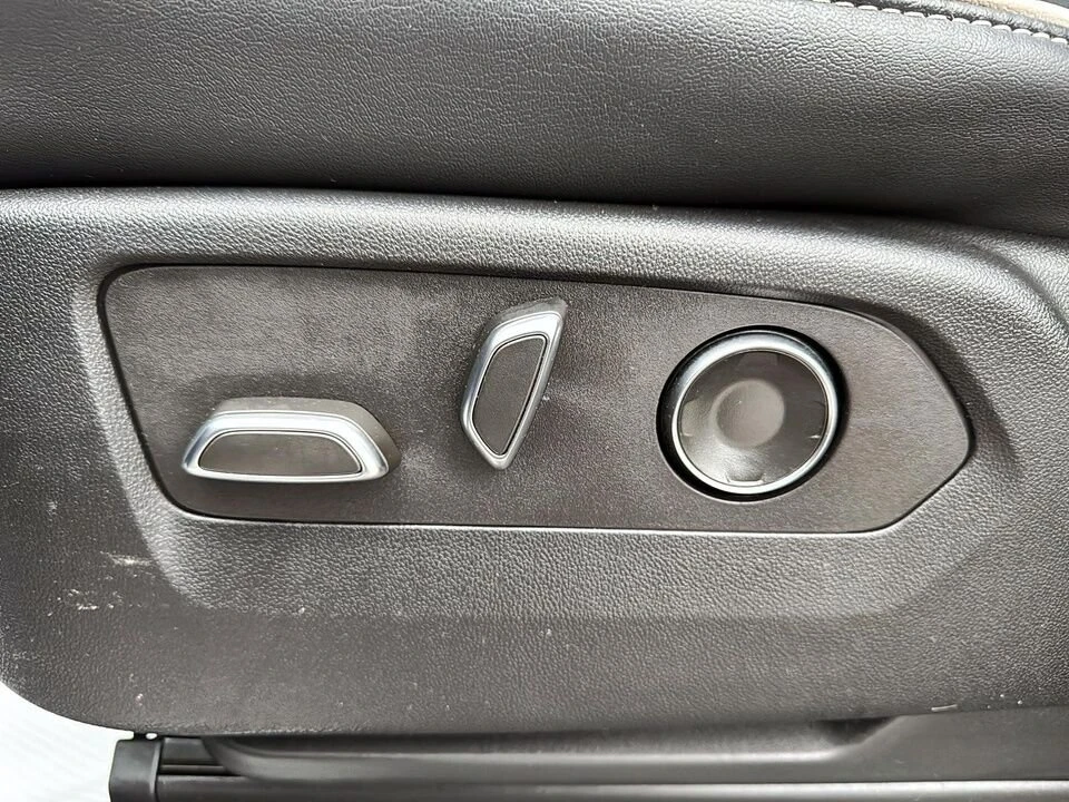 2024 Cadillac Escalade 5th Gen - Image 15 of 19