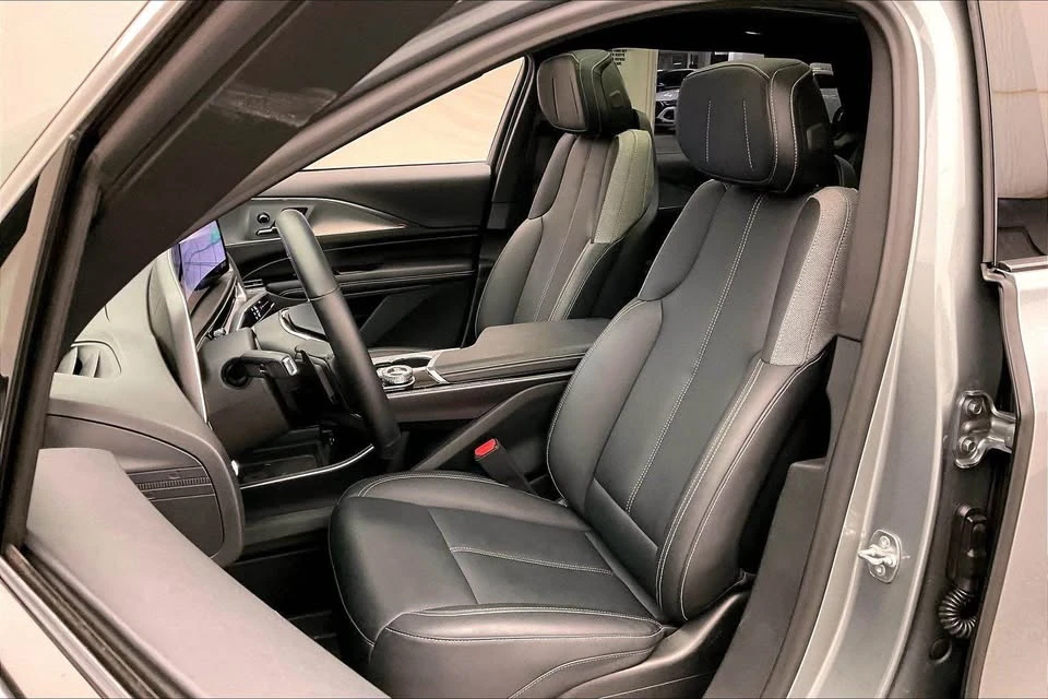 2024 Cadillac Lyriq - Image 3 of 5