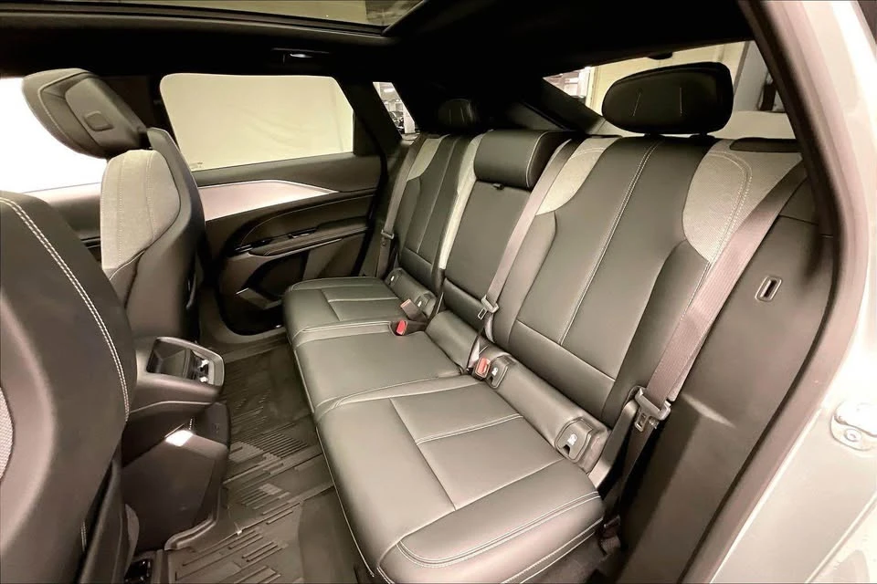 2024 Cadillac Lyriq - Image 4 of 5