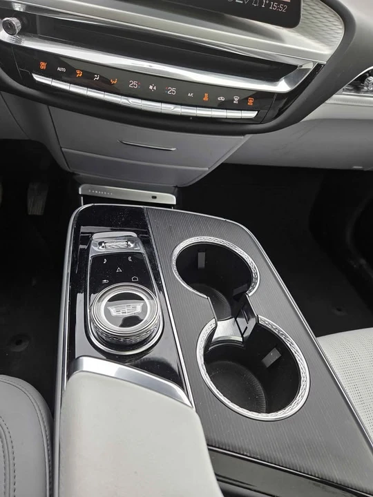 2024 Cadillac Lyriq - Image 10 of 11