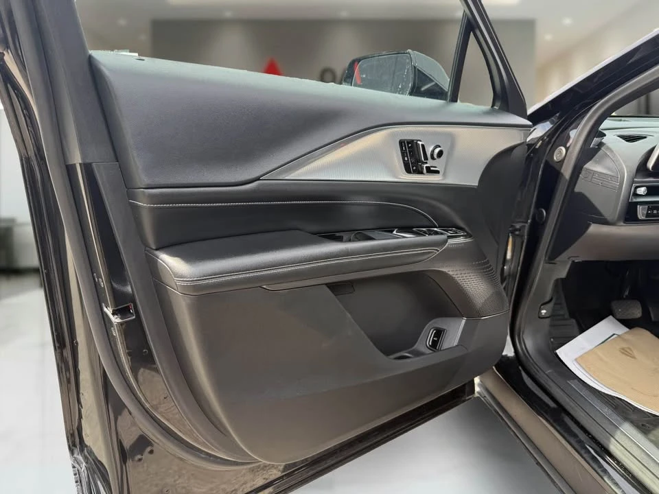 2024 Cadillac Lyriq - Image 15 of 20