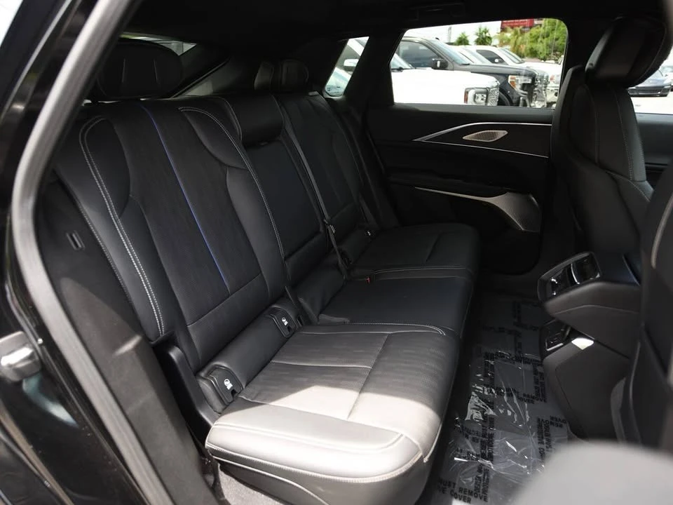 2024 Cadillac Lyriq - Image 15 of 20