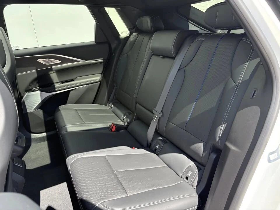 2024 Cadillac Lyriq - Image 15 of 20