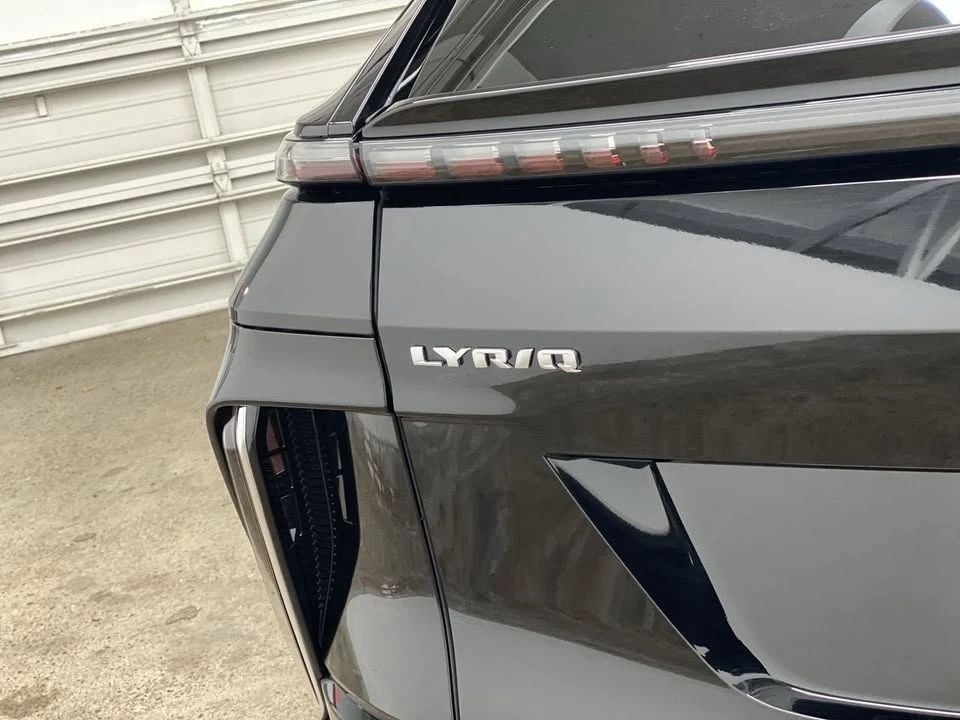 2024 Cadillac Lyriq - Image 10 of 20
