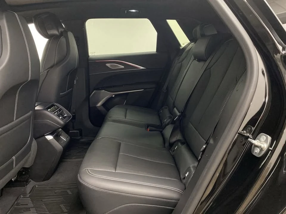 2024 Cadillac Lyriq - Image 17 of 20