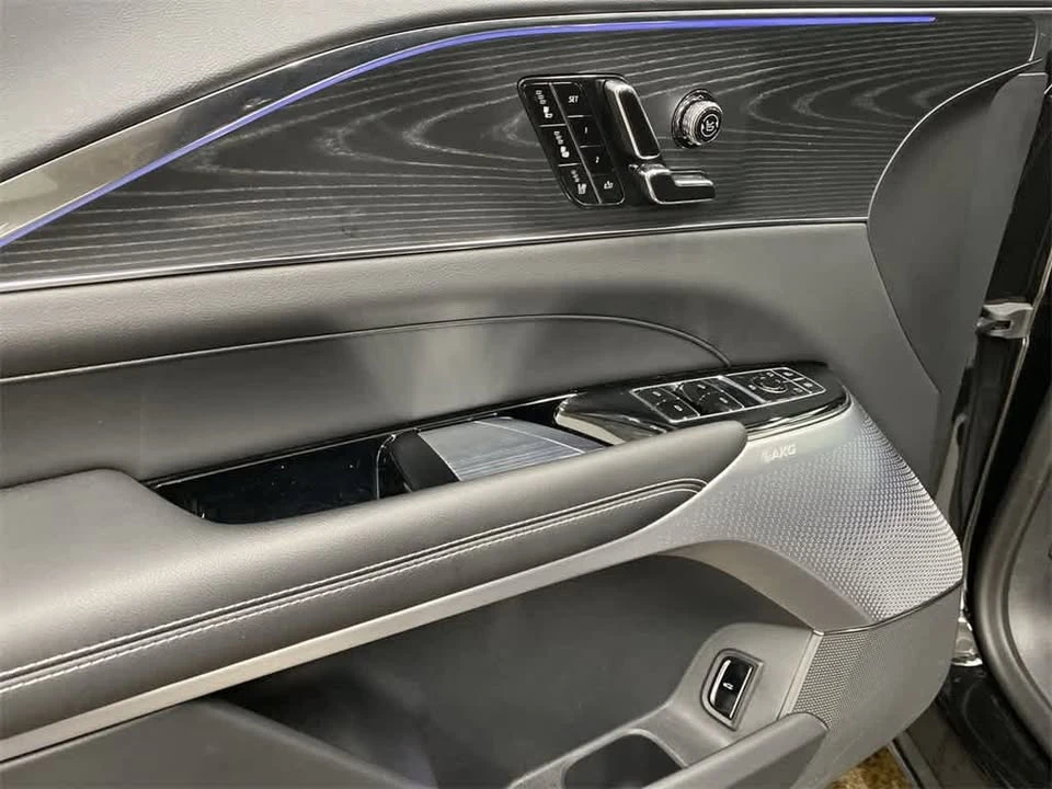 2024 Cadillac Lyriq - Image 12 of 16