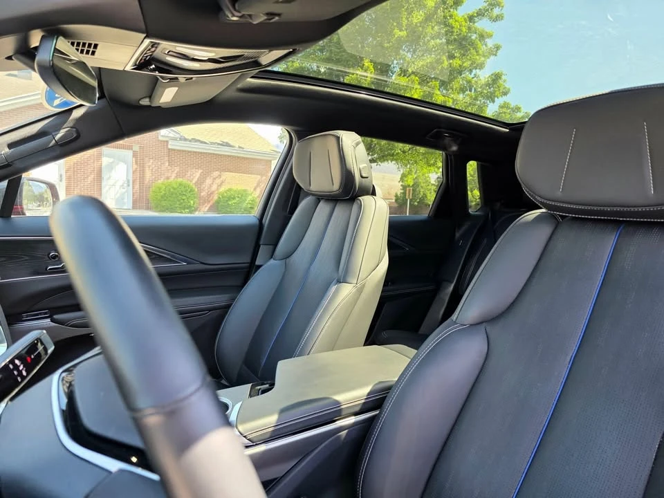 2024 Cadillac Lyriq - Image 11 of 19