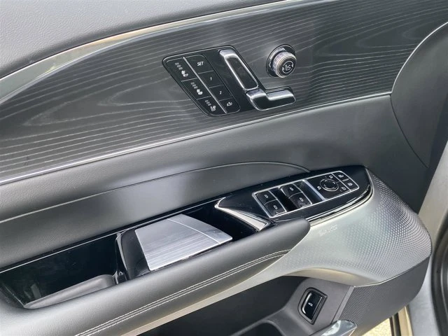 2024 Cadillac Lyriq - Image 8 of 18