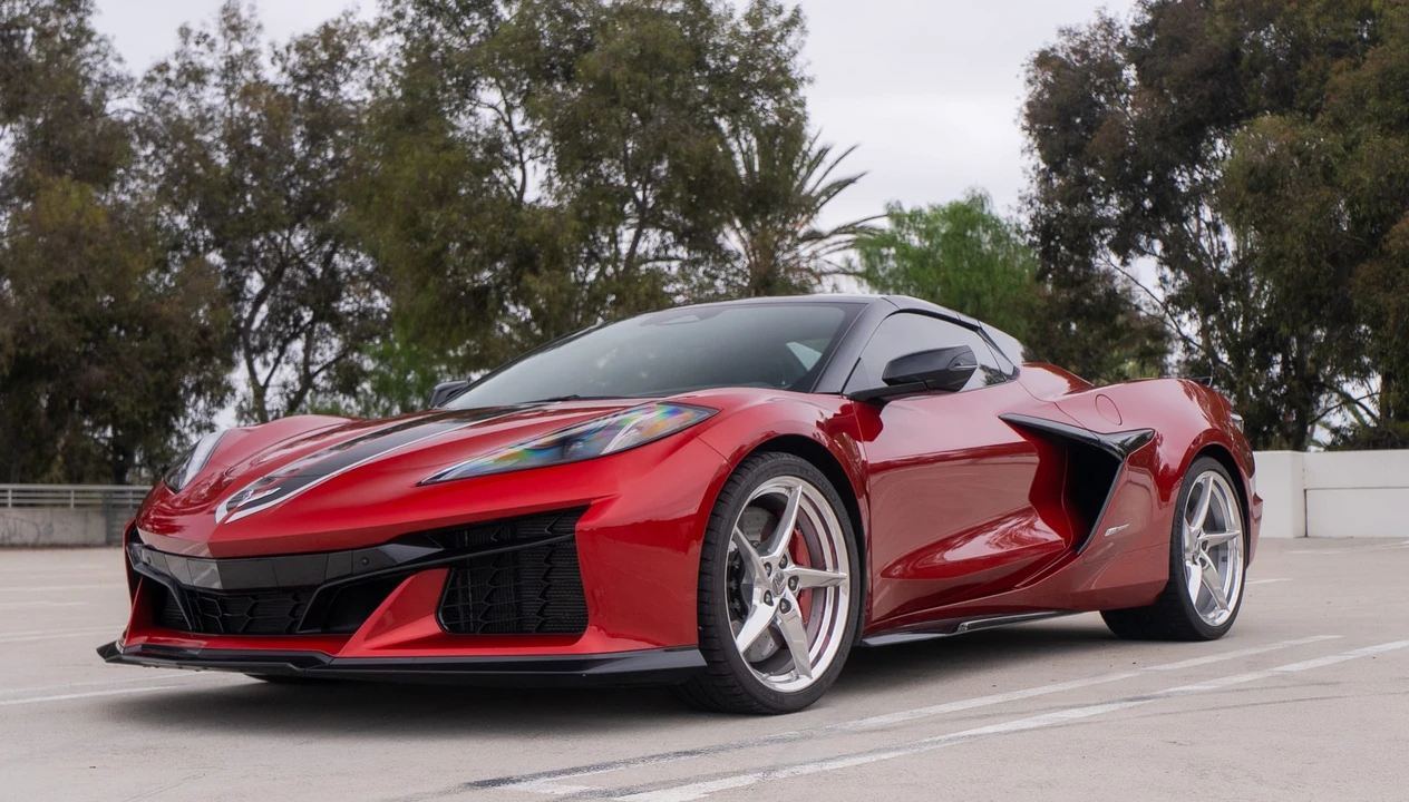 2024 Chevrolet Corvette C8 E-Ray - Image 2 of 31