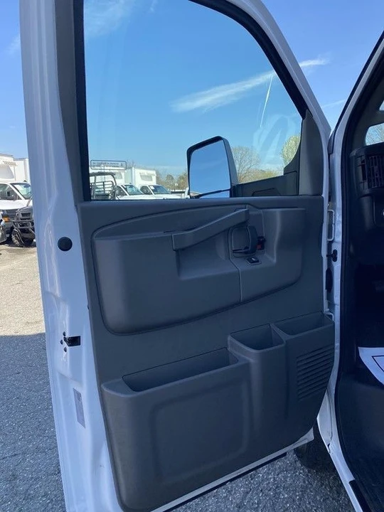 2024 Chevrolet Express - Image 9 of 31