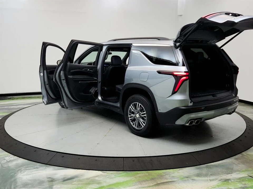 2024 Chevrolet Traverse - Image 12 of 21
