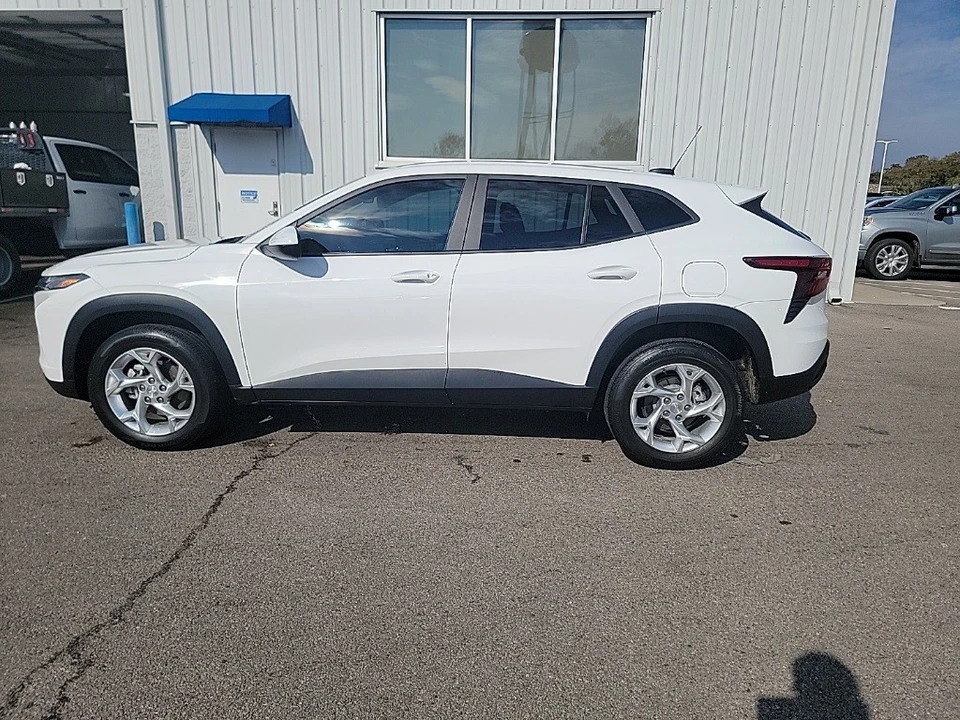 2024 Chevrolet Trax - Image 2 of 11
