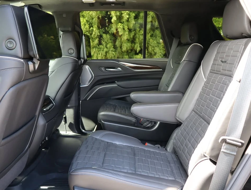 2024 Cadillac Escalade 5th Gen - Image 14 of 17