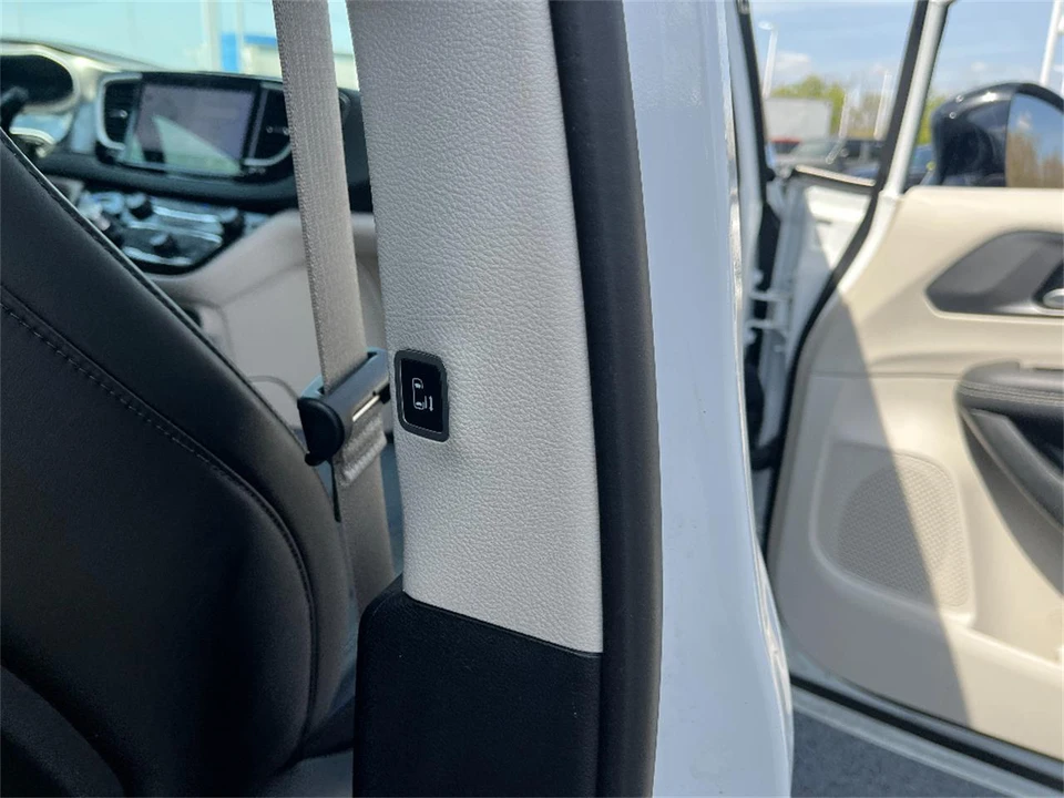 2024 Chrysler - Image 17 of 31