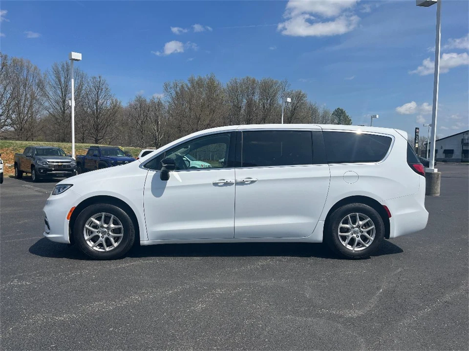 2024 Chrysler - Image 4 of 31