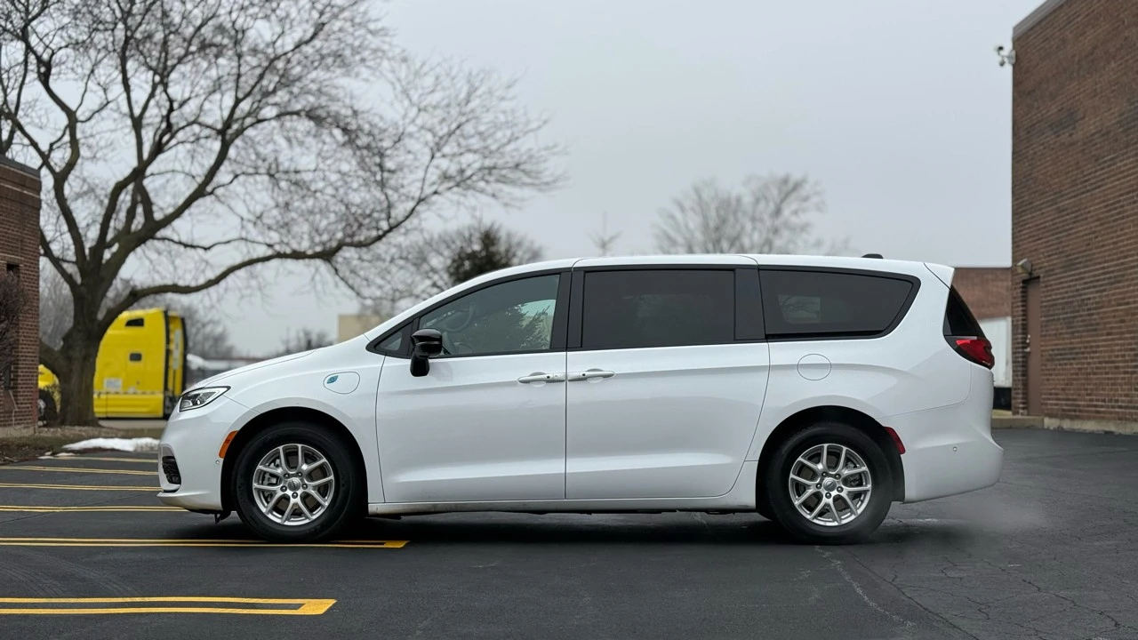 2024 Chrysler - Image 4 of 21