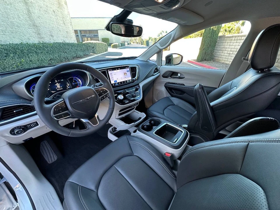 2024 Chrysler - Image 2 of 21