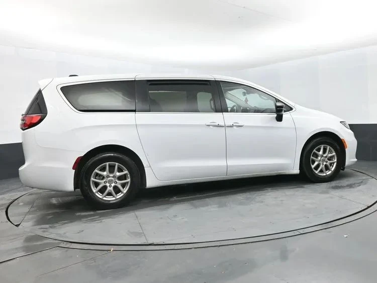 2024 Chrysler - Image 4 of 12