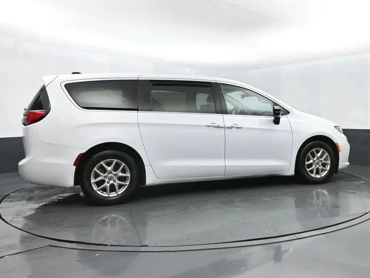 2024 Chrysler - Image 4 of 12