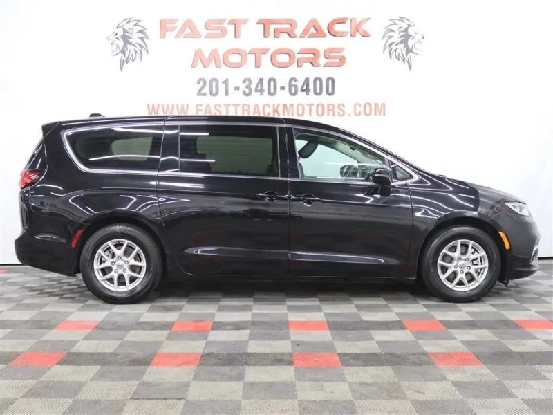 2024 Chrysler - Image 4 of 12