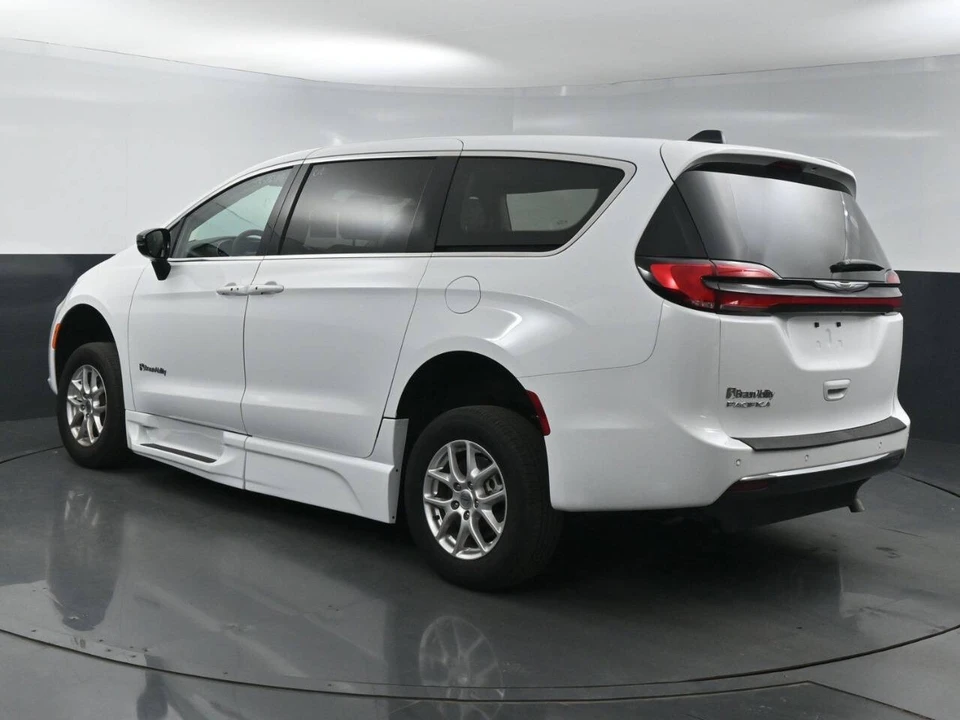 2024 Chrysler - Image 16 of 21