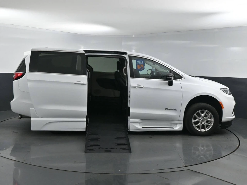 2024 Chrysler - Image 10 of 21
