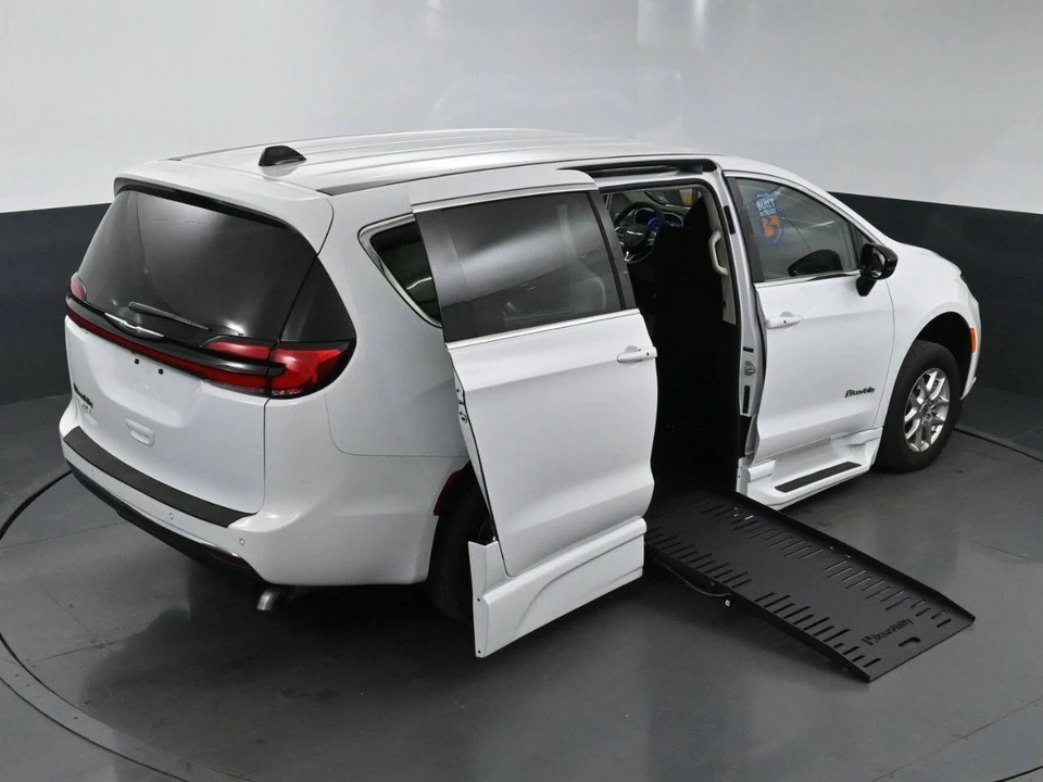 2024 Chrysler - Image 11 of 21