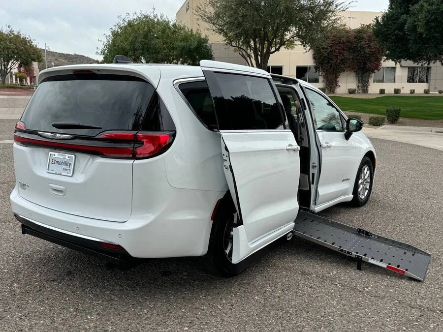 2024 Chrysler - Image 2 of 15