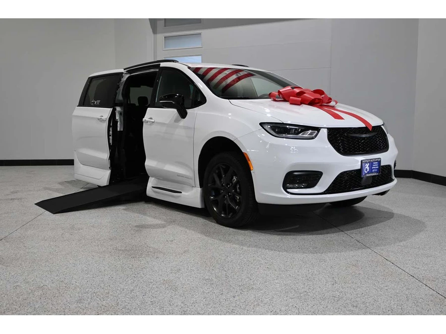 2024 Chrysler - Image 2 of 12