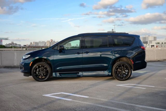 2024 Chrysler - Image 2 of 17