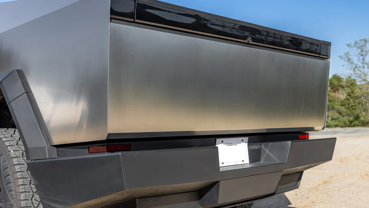 2024 Tesla Cybertruck - Image 17 of 31