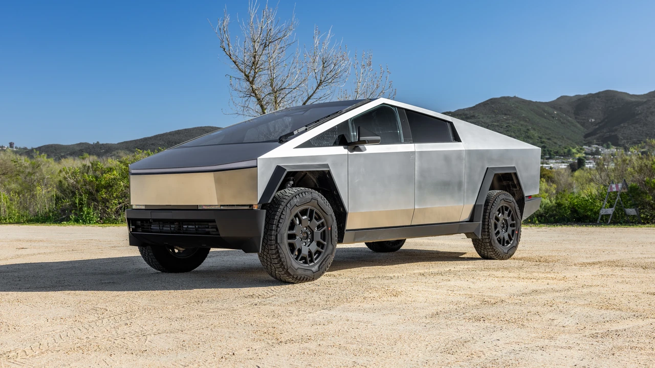 2024 Tesla Cybertruck - Image 2 of 31