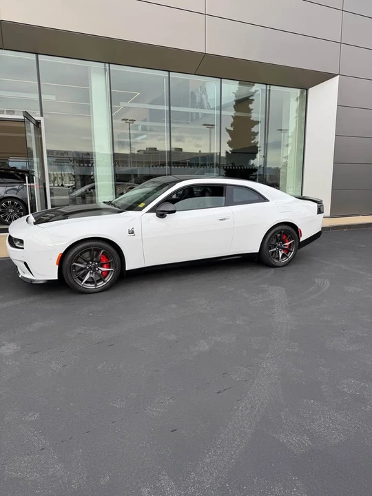 2024 Dodge Charger 8th Gen - Image 5 of 14
