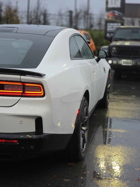2024 Dodge Charger 8th Gen - Image 8 of 14