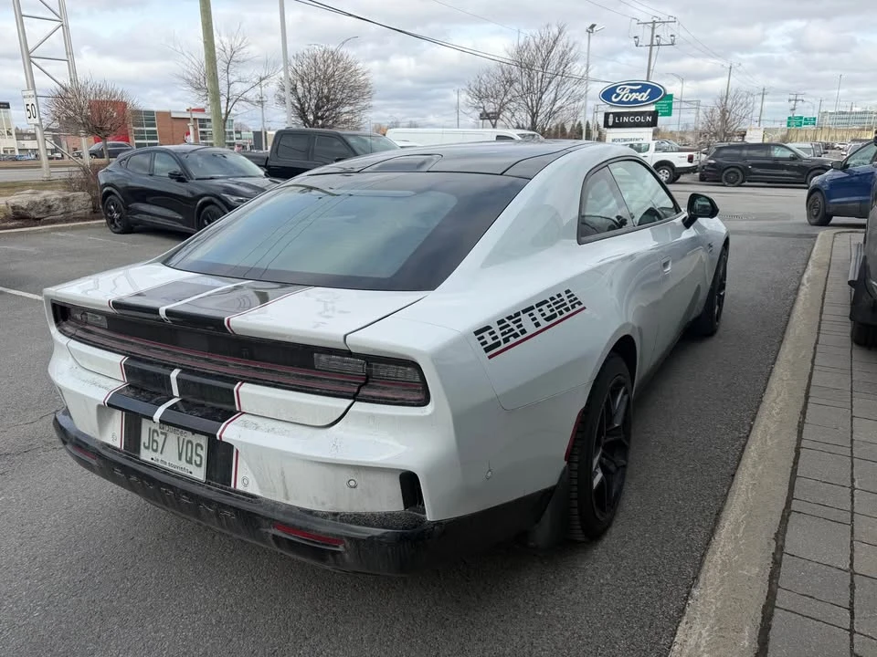 2024 Dodge Charger 8th Gen - Image 5 of 10