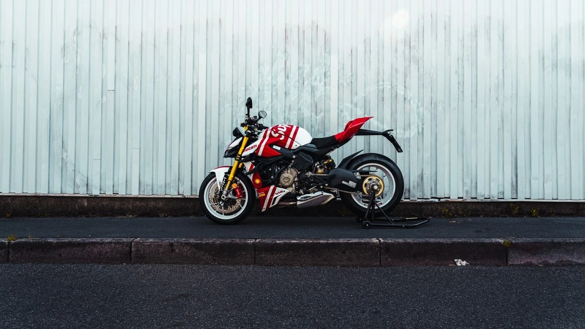 2024 Ducati Streetfighter - Image 11 of 31