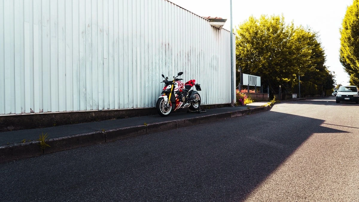 2024 Ducati Streetfighter - Image 12 of 31
