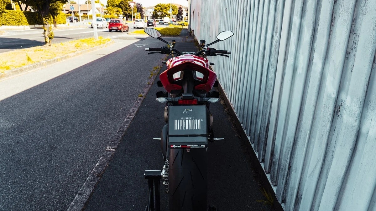 2024 Ducati Streetfighter - Image 25 of 31