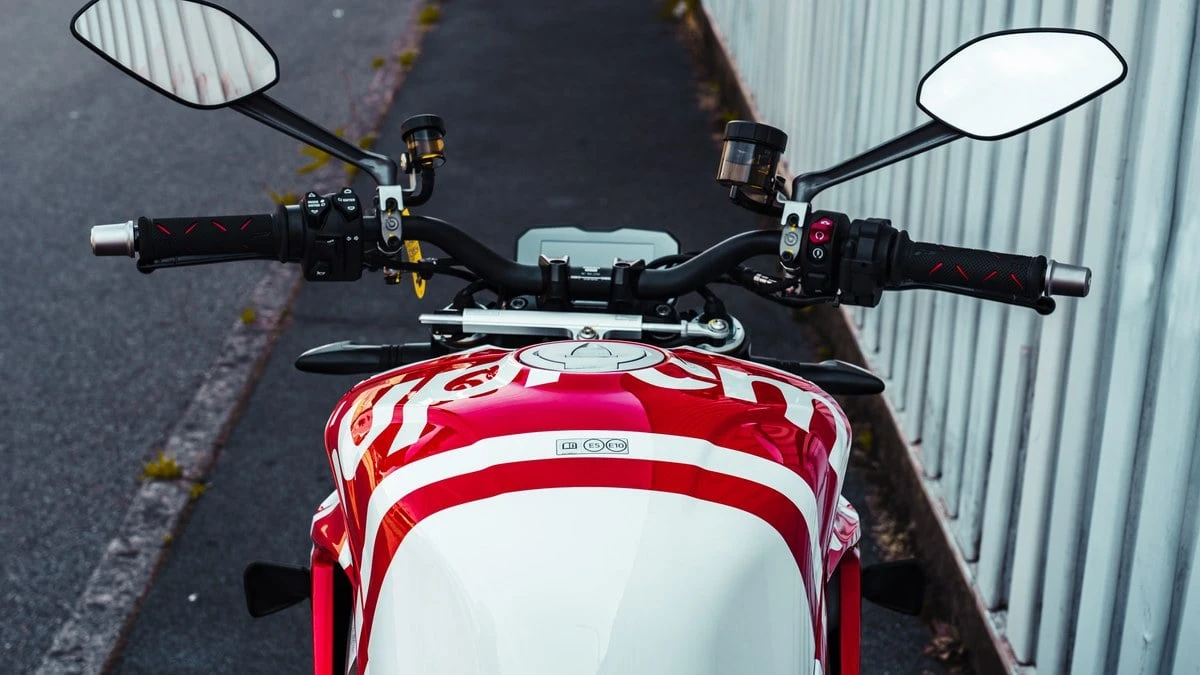 2024 Ducati Streetfighter - Image 26 of 31
