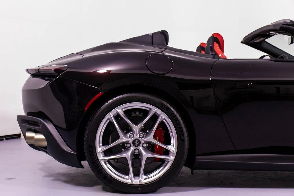 2024 Ferrari Roma Spider - Image 17 of 31