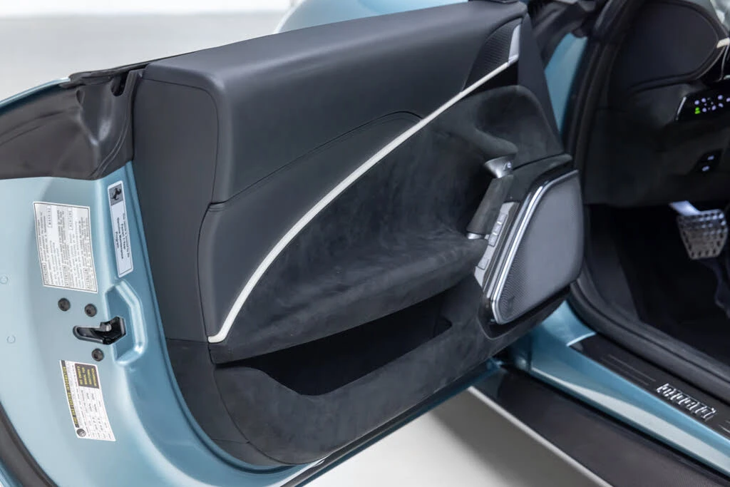 2024 Ferrari Roma Spider - Image 29 of 31