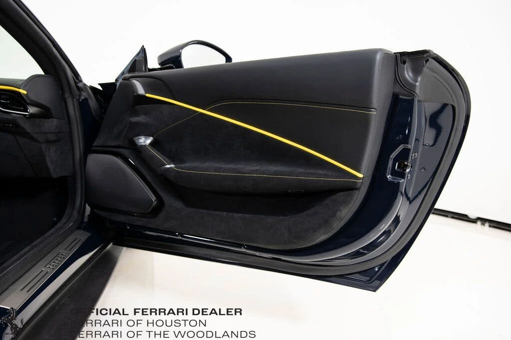 2024 Ferrari Roma Spider - Image 25 of 31