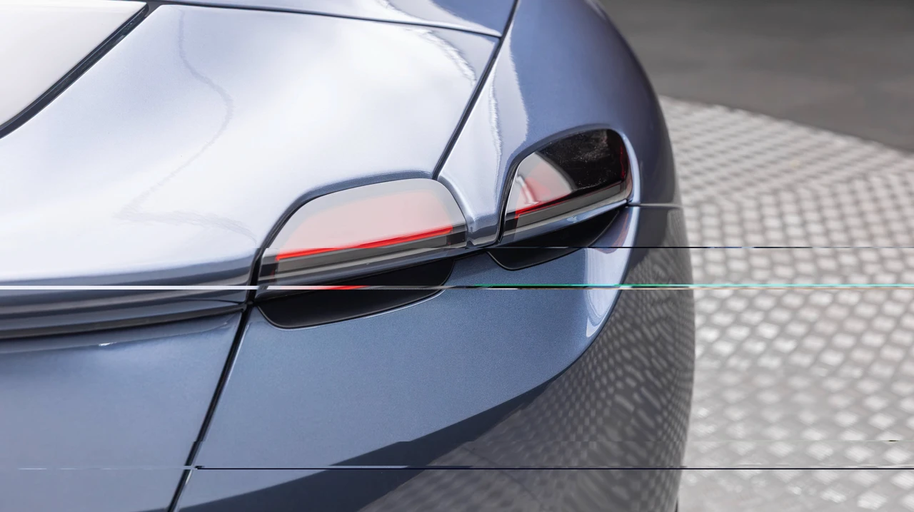 2024 Ferrari Roma Spider - Image 28 of 31