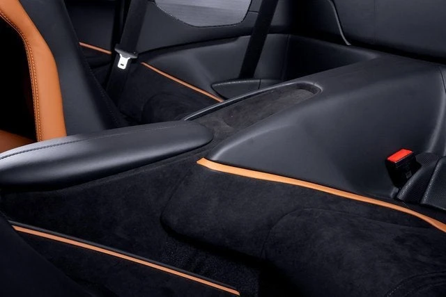 2024 Ferrari Roma Spider - Image 27 of 31