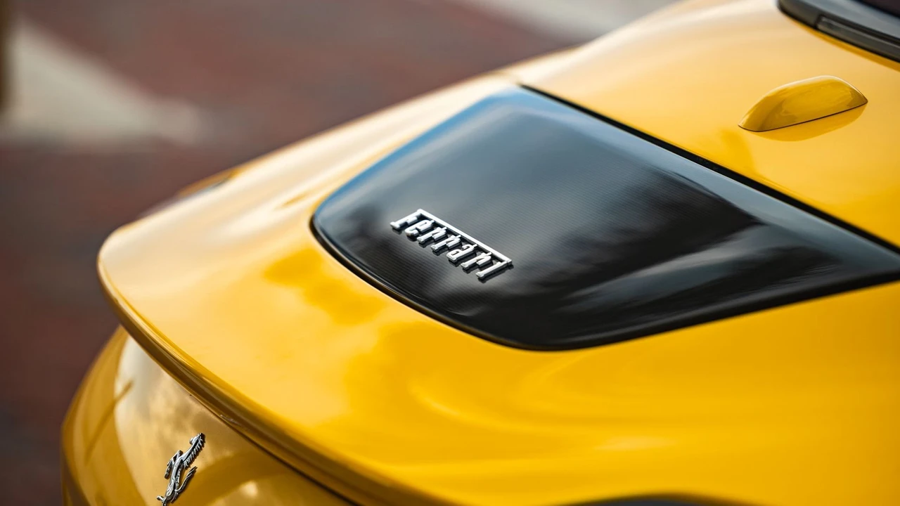 2024 Ferrari Roma Spider - Image 25 of 31