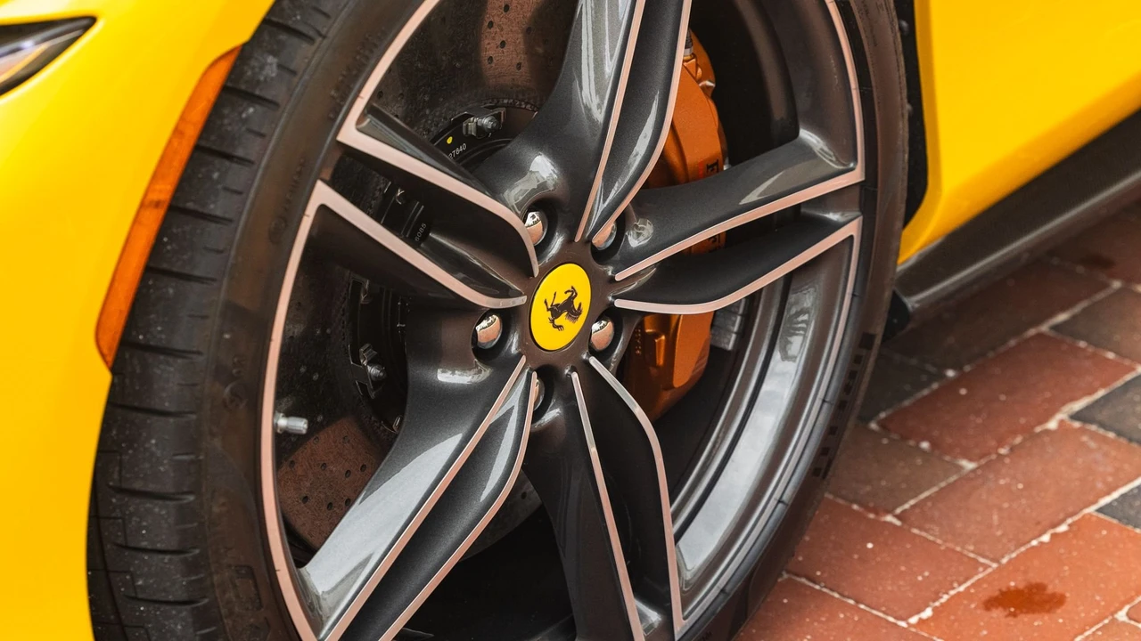 2024 Ferrari Roma Spider - Image 15 of 31