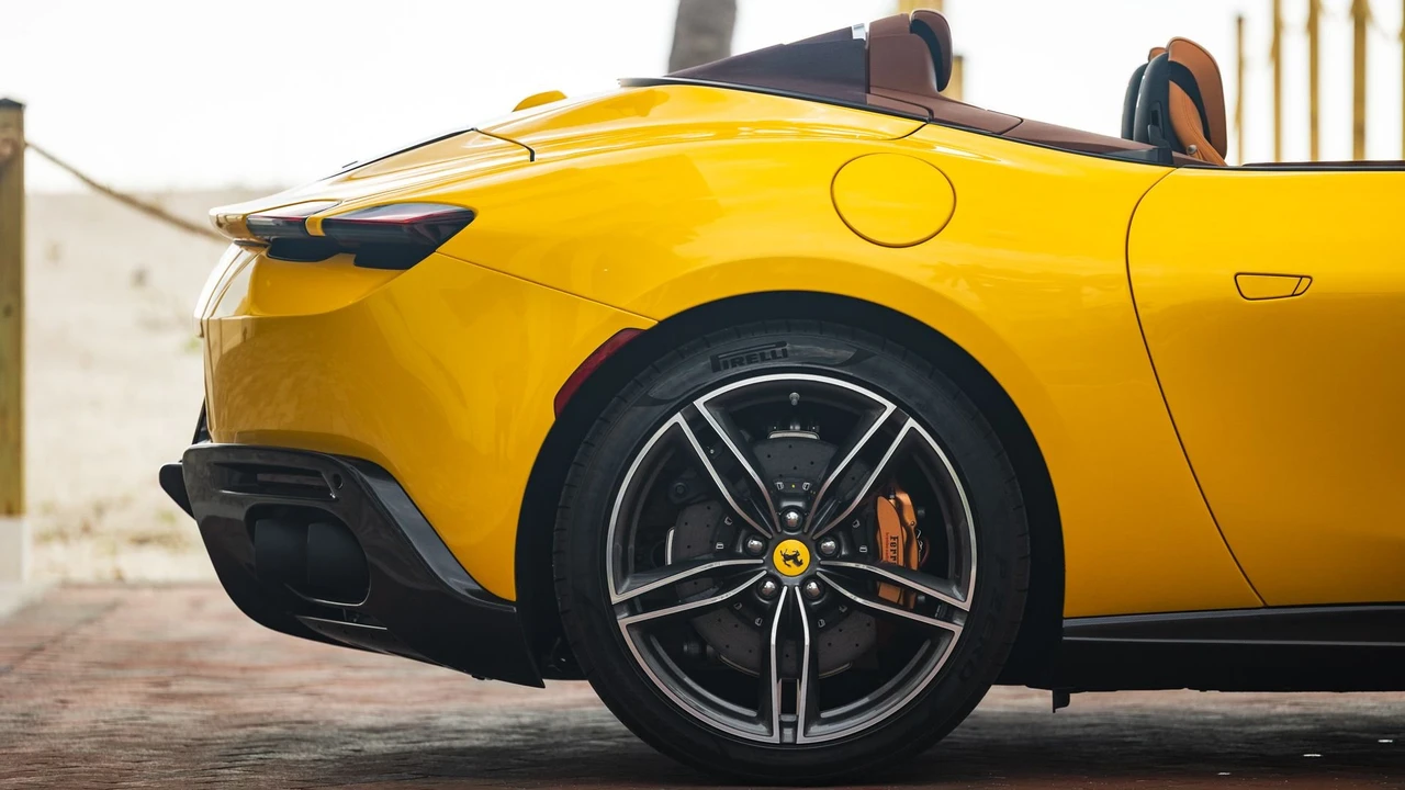 2024 Ferrari Roma Spider - Image 18 of 31