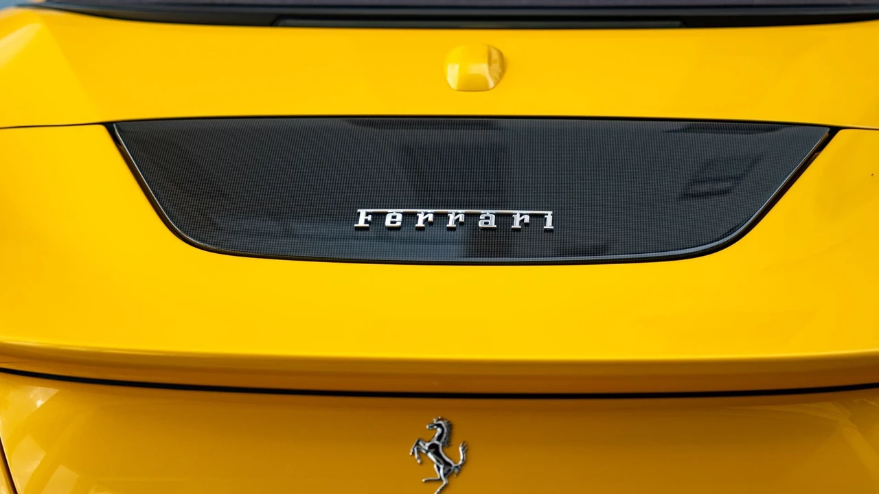 2024 Ferrari Roma Spider - Image 28 of 31